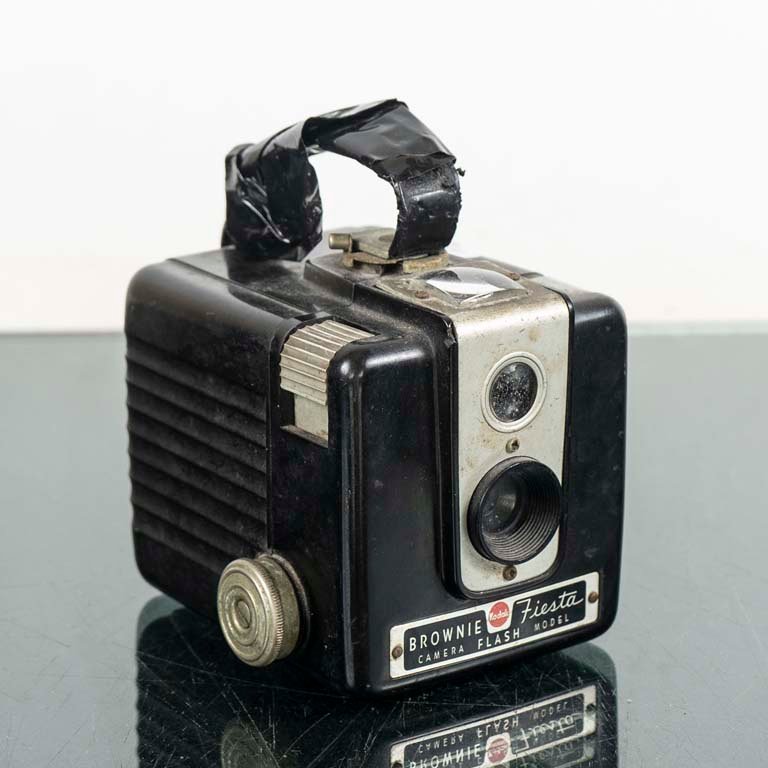 Lote siguiente: Máquina de fotos Kodak con detalles