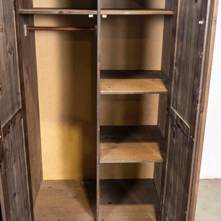 Ropero rústico de pino con cuatro puertas y detalles en la madera - imagen 3
