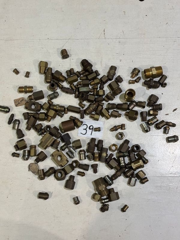 Lote de 160 Piezas de Bronce para Conexiones y Herrajes