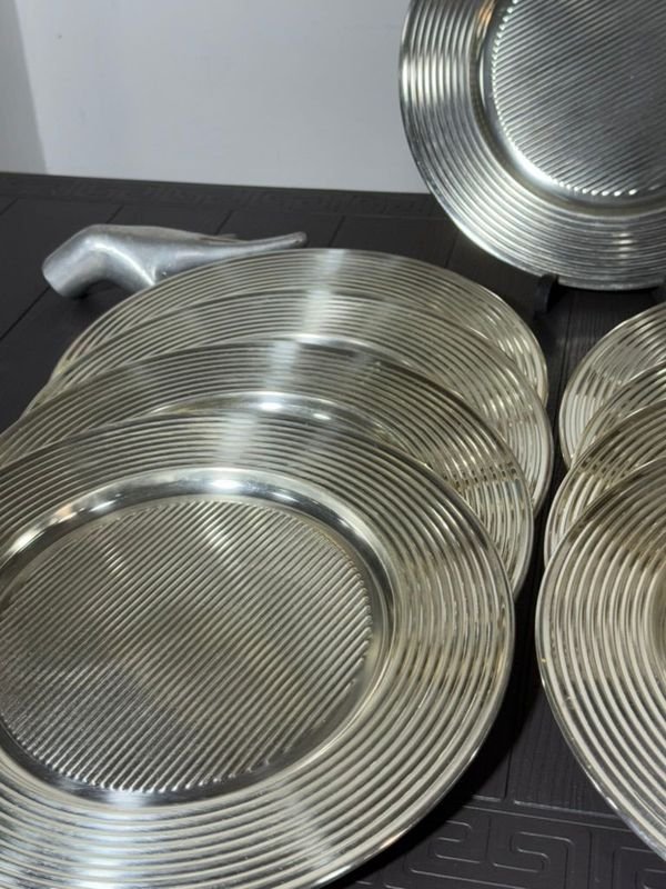Platos de plata modernos con soportes y pinturas - imagen 3