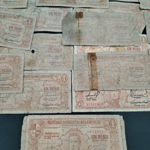 Moneda Antigua de Cobre con Imagen Religiosa y Billetes Uruguayos - imagen 10