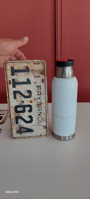 Placas de matrícula viejas con números y texto - imagen 6