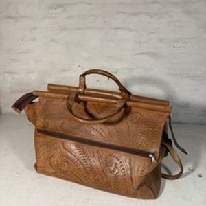 Bolso de Cuero Vintage con Grabados y Correas - imagen 3