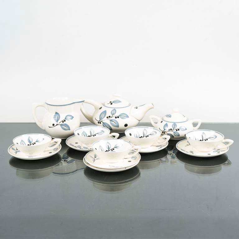 Lote siguiente: 14 Piezas de Cerámica Alemana con Taza y Saucer