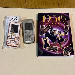 Lote anterior: Lote de dos celulares analógicos y libro "1930: El Viaje"