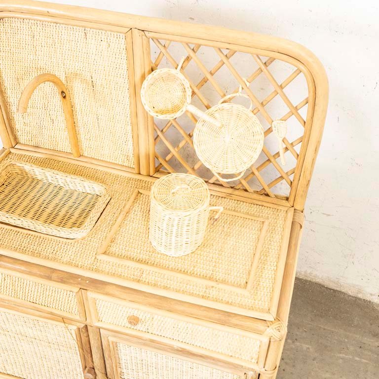 Cocinita de juguete de ratán y madera con accesorios - imagen 3