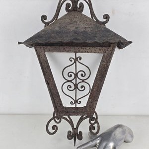 Lote anterior: Antiguo Farol de Pared en Hierro Forjado con Detalles Ornamentales