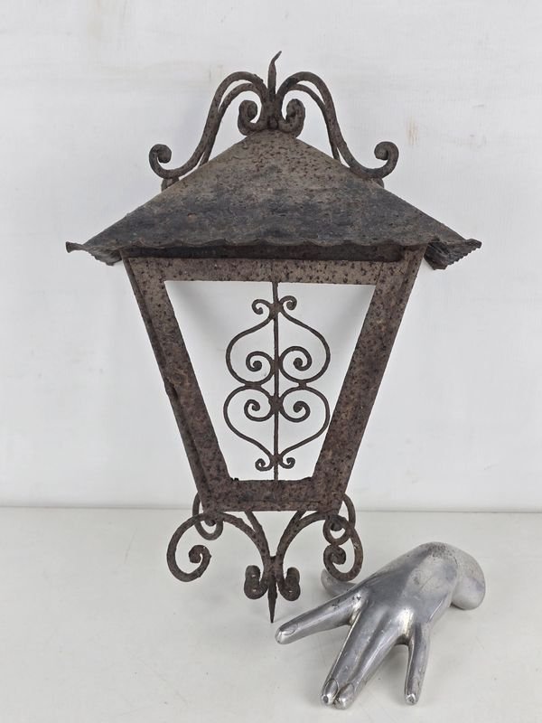 Antiguo Farol de Pared en Hierro Forjado con Detalles Ornamentales