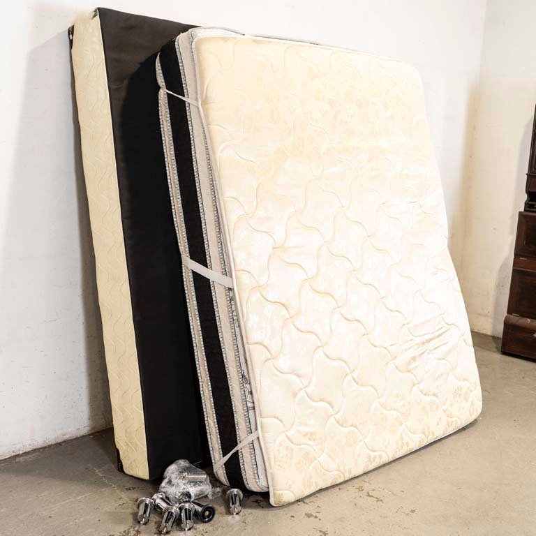 Lote anterior: Colchón y caja de metal con colchoneta cubre colchón