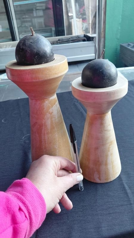 Adornos de Madera con Velas Negras - imagen 1