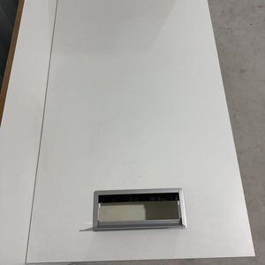 Escritorio Blanco con Divisor y Pasacables - imagen 5