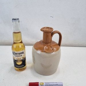 L 346 - 1 Pieza - Antigua jarra de ceramica de tipo gres en dos tonos, con boca vertedora y asa, de la firma "Donald Fisher & Monks Whisky Edinburgh" (Con detalles esteticos por el paso del tiempo) - imagen 2