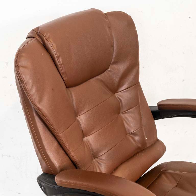 Sillón de oficina tapizado en cuerina marrón, giratorio y con altura regulable - imagen 2