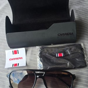 Lote siguiente: Lentes de Sol Carrera Negros Estilo Aviador