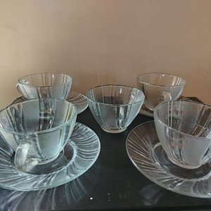 Lote siguiente: Juego de 5 Tazas de Té de Vidrio con Platos