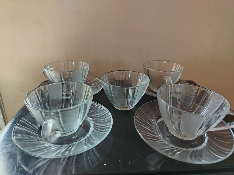 Juego de 5 Tazas de Té de Vidrio con Platos