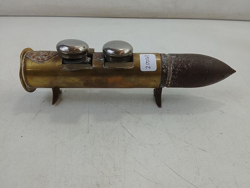 Tintero Antiguo de Trinchera Primera Guerra Mundial con Base de Proyectil y Escudos de Reims