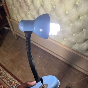Lote siguiente: Lámpara de Escritorio Azul Metálica con Cuello Flexible
