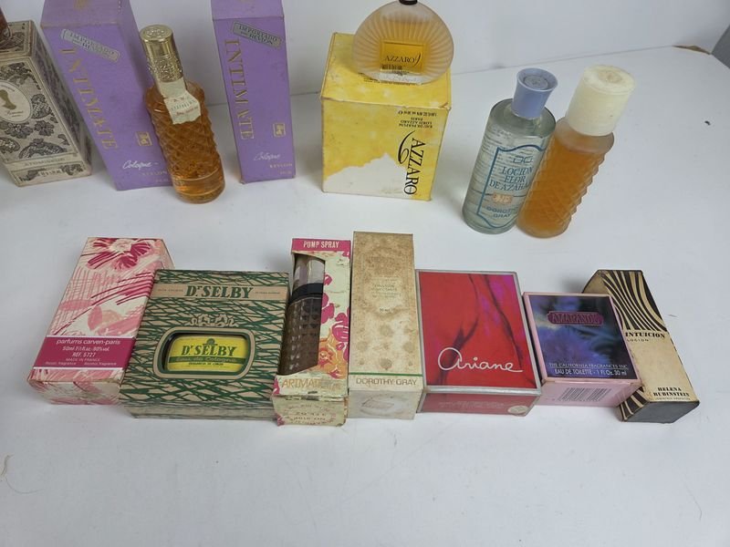 Colección de perfumes en diferentes colores y tamaños - imagen 6