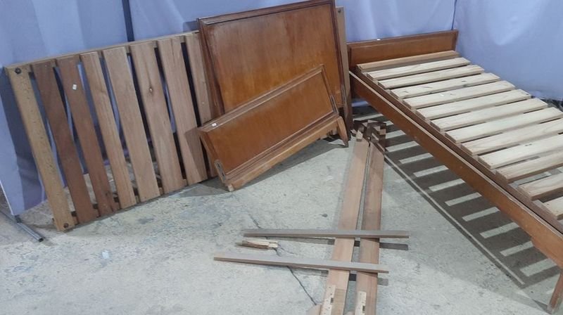 Lote anterior: Camas de madera de 1 plaza para remate