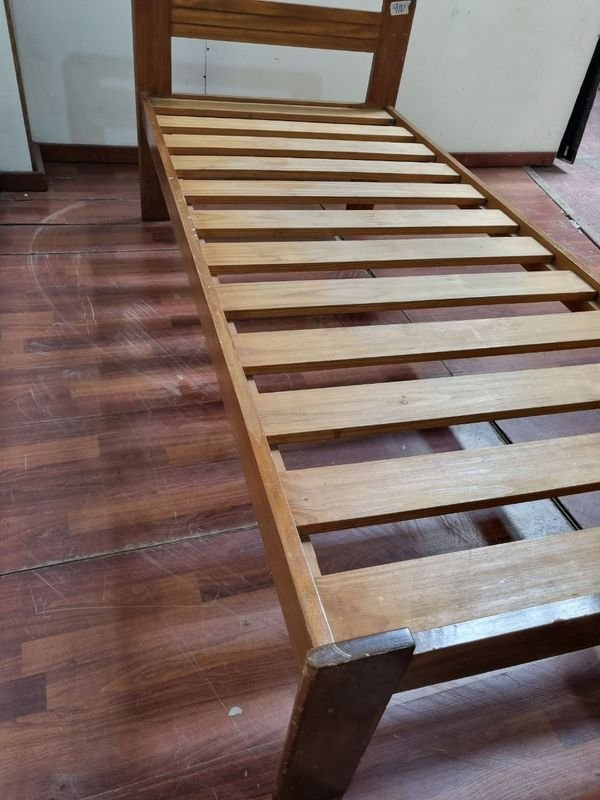 Cama de madera antigua con estructura robusta - imagen 3