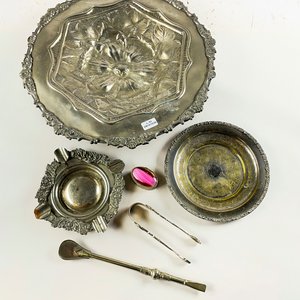 Lote de 6 piezas de metal plateado: centro repujado, cenicero, pastillero y bombilla - imagen 2