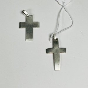 Lote siguiente: Par de Cruces de Plata con Inscripción "1947"