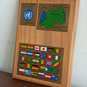 Placa Conmemorativa UNAMIR Ruanda, Porta Objetos Madera y Reloj de Arena Triple - imagen 5