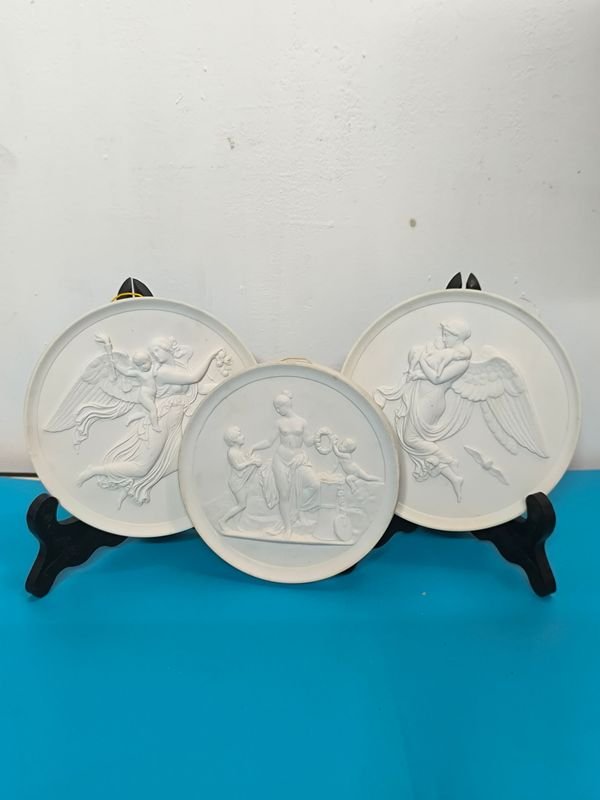 Platos de porcelana Biscuit Royal Copenhagen con relieve neoclásico - imagen 6