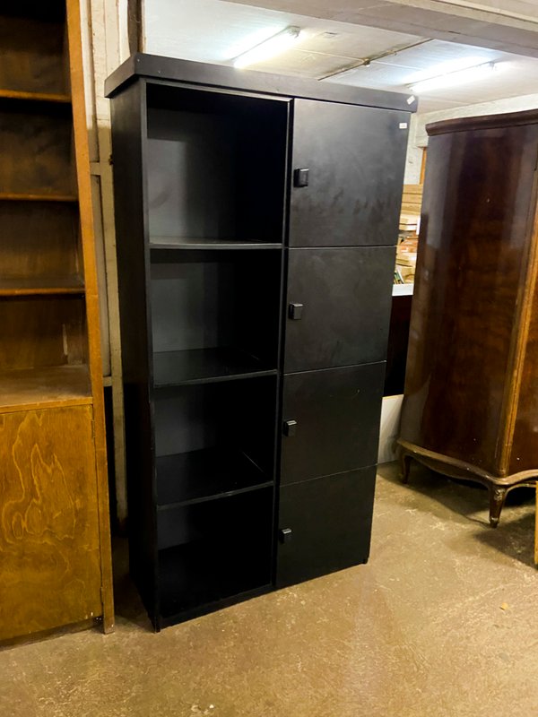 Mueble Organizador Negro con Estantes y Puertas