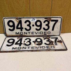 Lote anterior: Chapas Antiguas de Montevideo - Patentes Viejas
