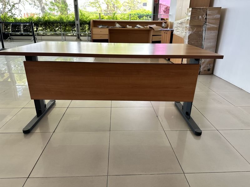 Lote anterior: Escritorio de madera con ajuste de altura