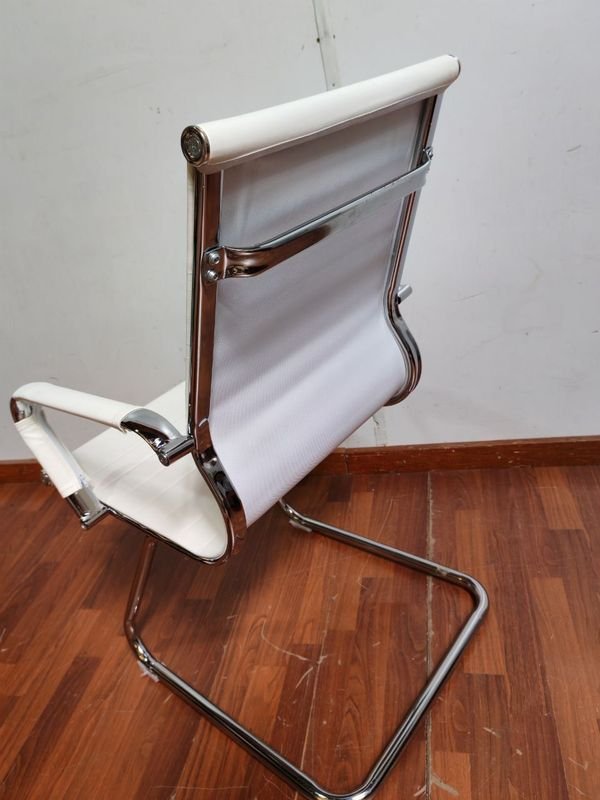 Silla de escritorio de cuero blanco con diseño moderno - imagen 3