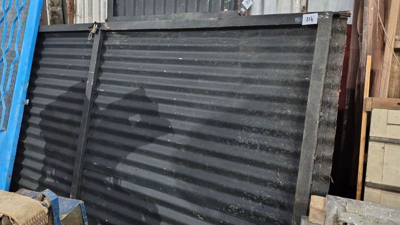Lote siguiente: Puerta de chapa metálica negra