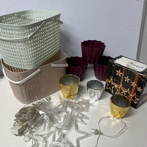 Lote de 9 Piezas: 2 Canastos Plásticos, 6 Macetas y Luces Estrellas - imagen 7