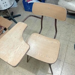 Lote siguiente: Silla Escolar o de Academia con Pizarrón Lateral, Madera y Metal