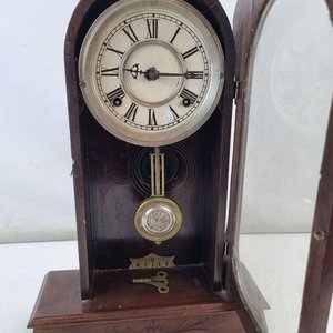 Importante Reloj de Mesa Antiguo con Caja de Madera Tallada y Péndulo - imagen 3