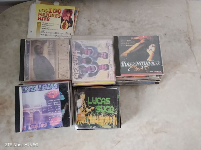 Lote anterior: Colección de discos, libros y afiches en buen estado