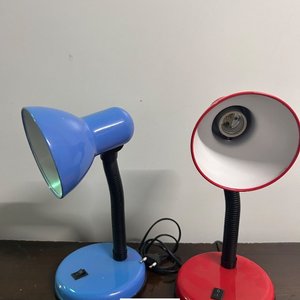 Lote siguiente: Par de Lámparas de Escritorio Nuevas Azul y Roja