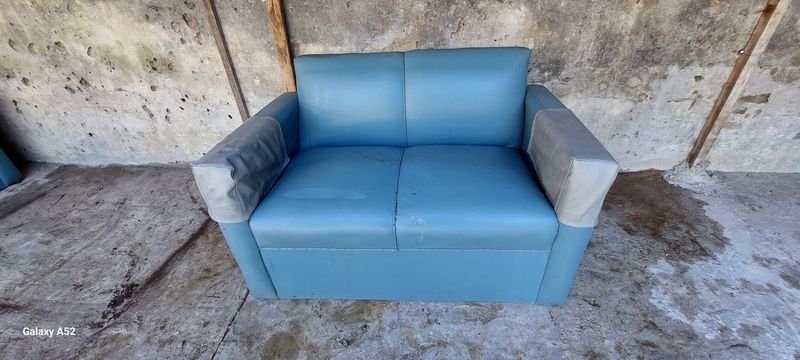 Silla de dos cuerpos en cuero azul con funda en los posabrazos - imagen 6