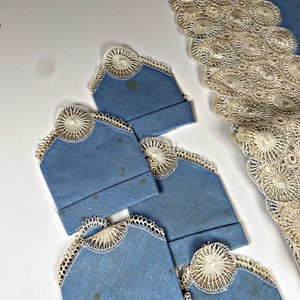 Mantel de Hilo Bordado con 6 Servilletas de Encaje - imagen 4