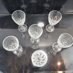 L 282 - 6 Piezas - Set de 6 atractivas copitas de licor o aperitivo, en delicado vidrio labrado con pie torneado - imagen 4