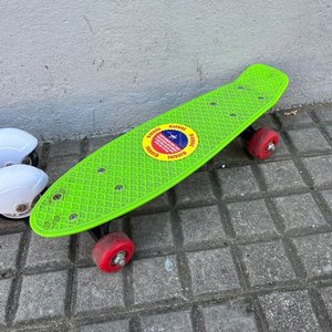 Monopatín Infantil Rosado "Hello Kitty", Casco y Patineta Verde - imagen 3