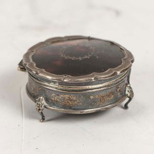 Lote siguiente: Alhajero Ovalado de Plata y Carey con Detalles Decorativos