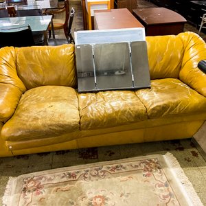 Sofá de Cuero Amarillo y Mesa de Estilo Moderno - imagen 2
