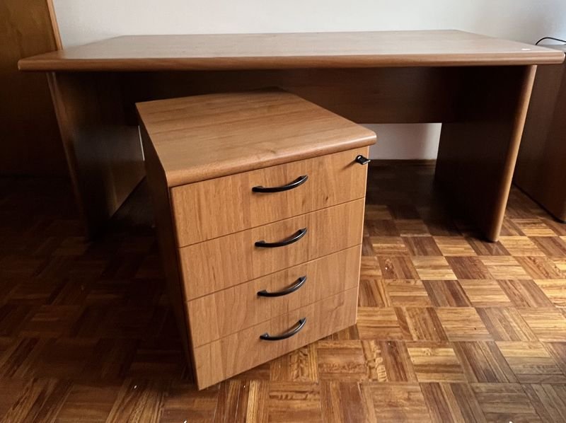 Escritorio y mueble cajonero de madera con cerradura - imagen 10
