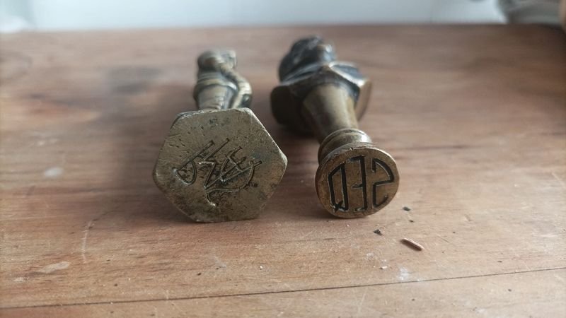 Dos sellos de lacre antiguos en metal, con figuras clásicas - imagen 2