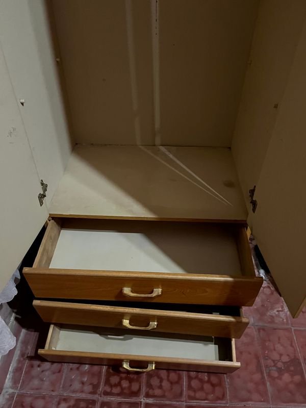 Ropero Madera Enchapada con Dos Puertas Batientes Tres Cajones Inferiores - imagen 4