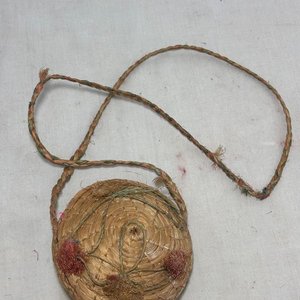 Lote de Adornos y Cajas Antiguas: Bicicletas de Hierro, Ceniceros y Estuches Decorativos - imagen 10