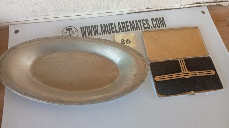 Bandeja antigua y cigarrera de metal - imagen 2